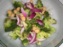 Broccolisalat m. kikærter