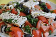 Græsk salat m/ bagt kartoffel, rygeostcreme & pebermakrel