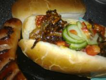 Hotdogs m/ sprøde løg, agurke-peberfrugt salat & karryketchup