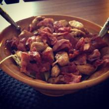 Kyllingsalat med hvidkål og bacon