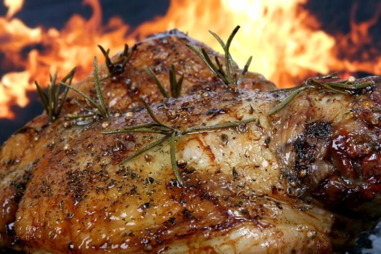 Gammeldags helstegt kylling med brun sovs, kartofler og agurkesalat