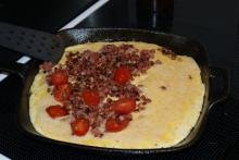 Omelet med skinke og tomat