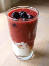 Jordbær, blåbær og akaciehonning med yogurt
