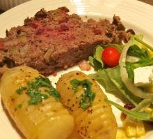 Farsbrød med rødbeder, agurker, kapers og løg