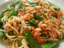 Spaghetti med laks og bønner