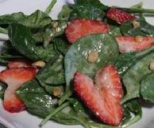 Spinat/Jordbær-salat m/ristede pinjekerner & chili-dressing