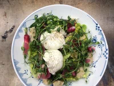 Marineret hjertesalat med brød croutoner og porcheret æg