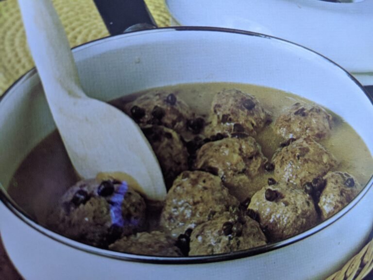 Kødboller med sardelsmag og kaperssauce