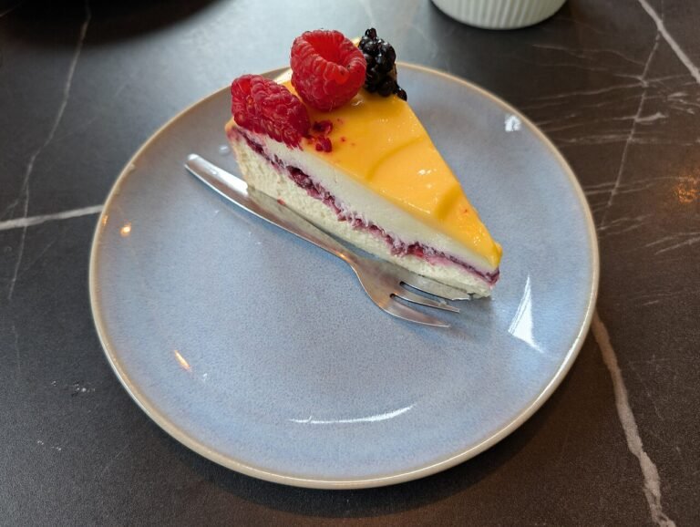 Anderledes ostekage med frisk frugt.