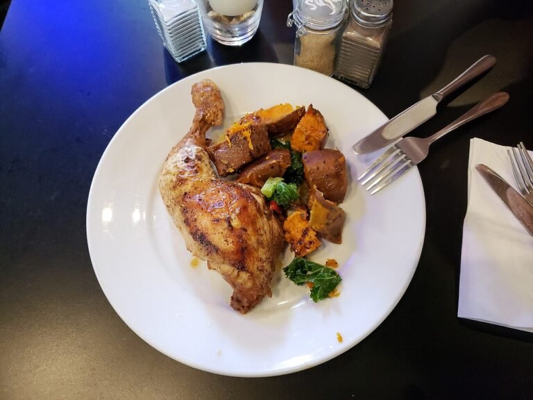 Bagt kartoffel på grill m/ kylling, bacon og karrymayo
