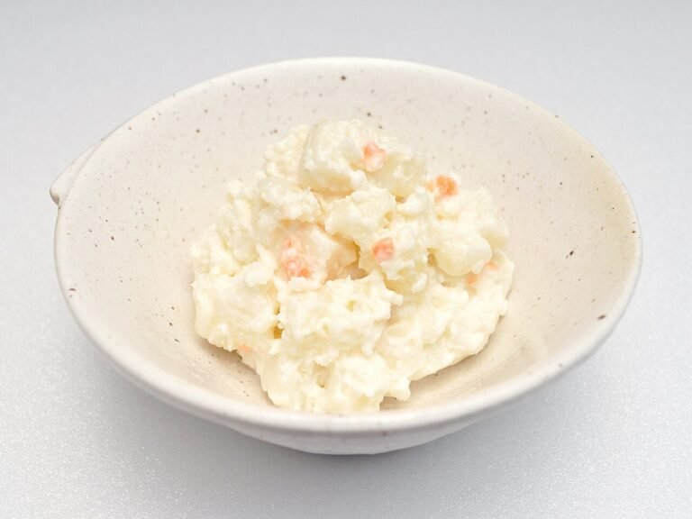 Græsk salat m/ bagt kartoffel, rygeostcreme og pebermakrel
