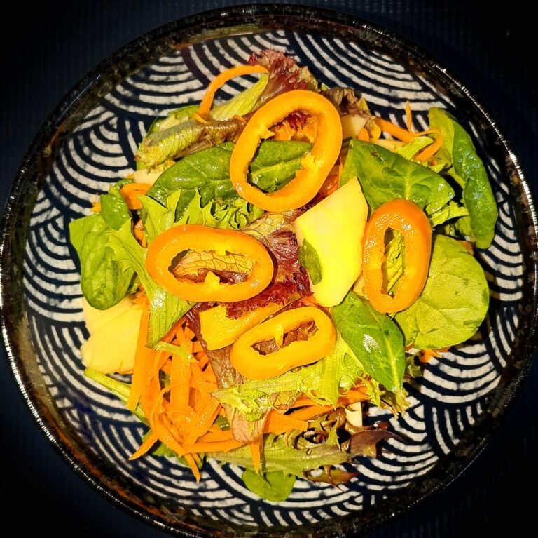 Grøn salat m/æbleeddike marinade og croutoner