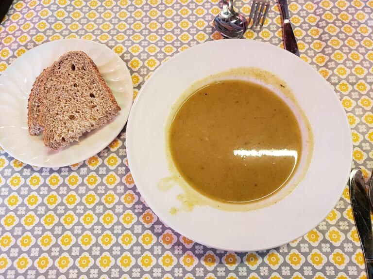Kartoffel og porre suppe med ristet bacon
