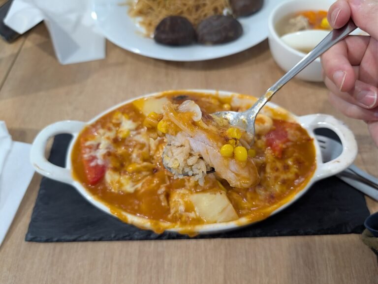 koteletter med ris og tomatsovs