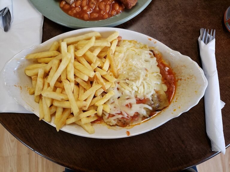 Nem og lækker lasagne med laks og spinat.
