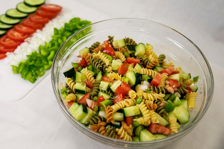 Pasta-salat m/ broccoli, tun og rød dressing