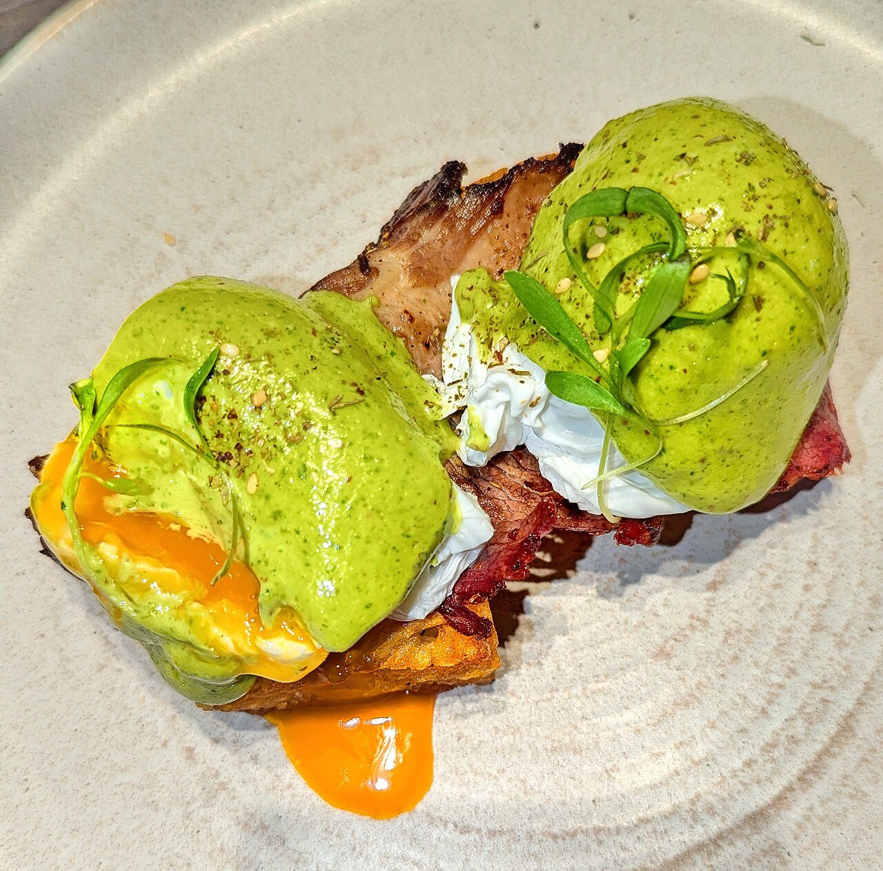 Skidne æg m/ senneps-sovs og bacon