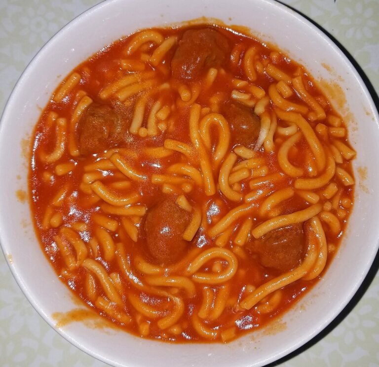 Små tunfrikadeller m/ spaghetti og chilisovs