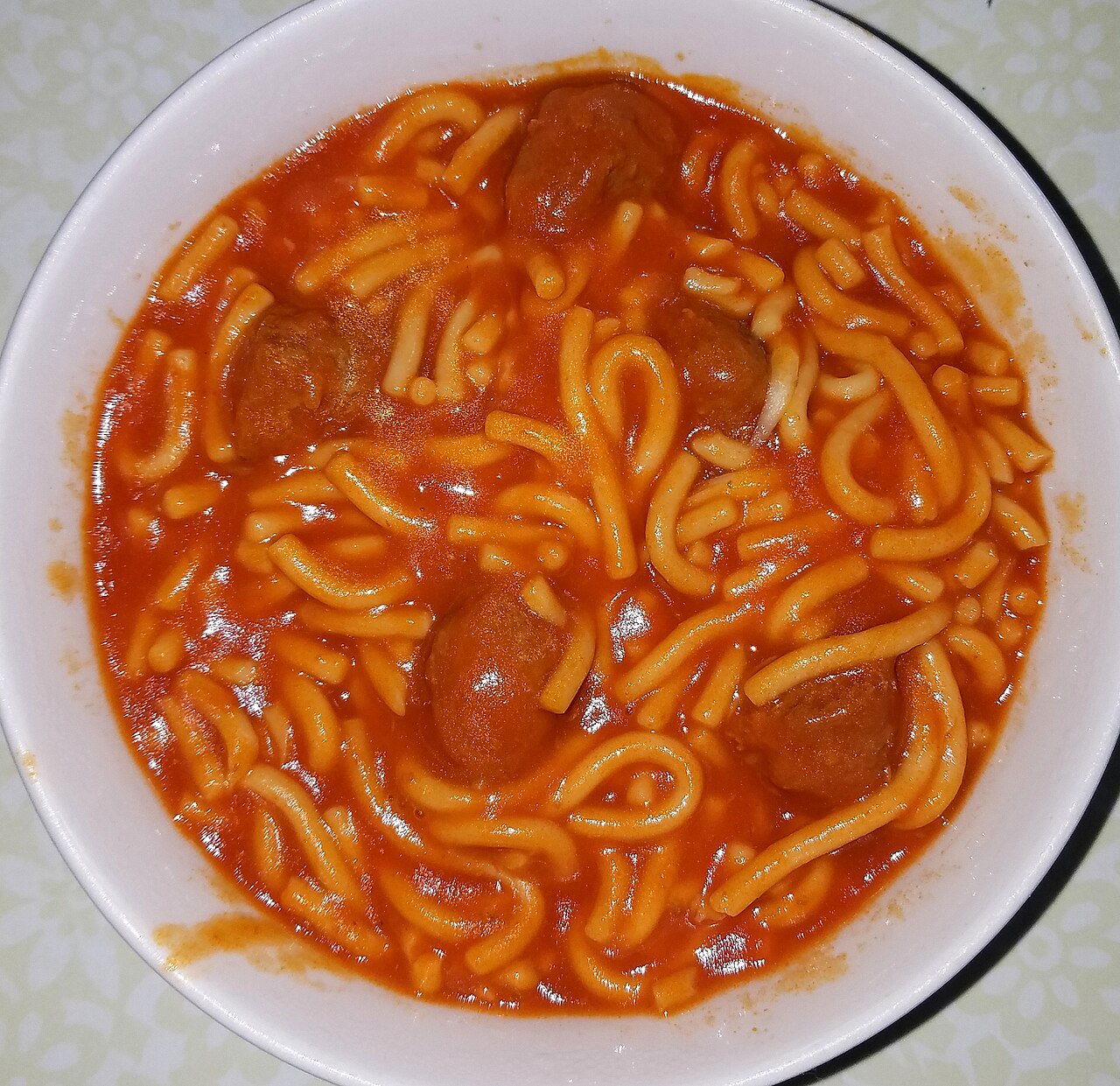 Små tunfrikadeller m/ spaghetti og chilisovs